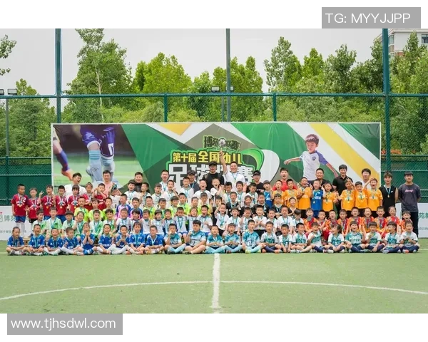 足球巨星温情合影定格绿茵场内外难忘经典瞬间